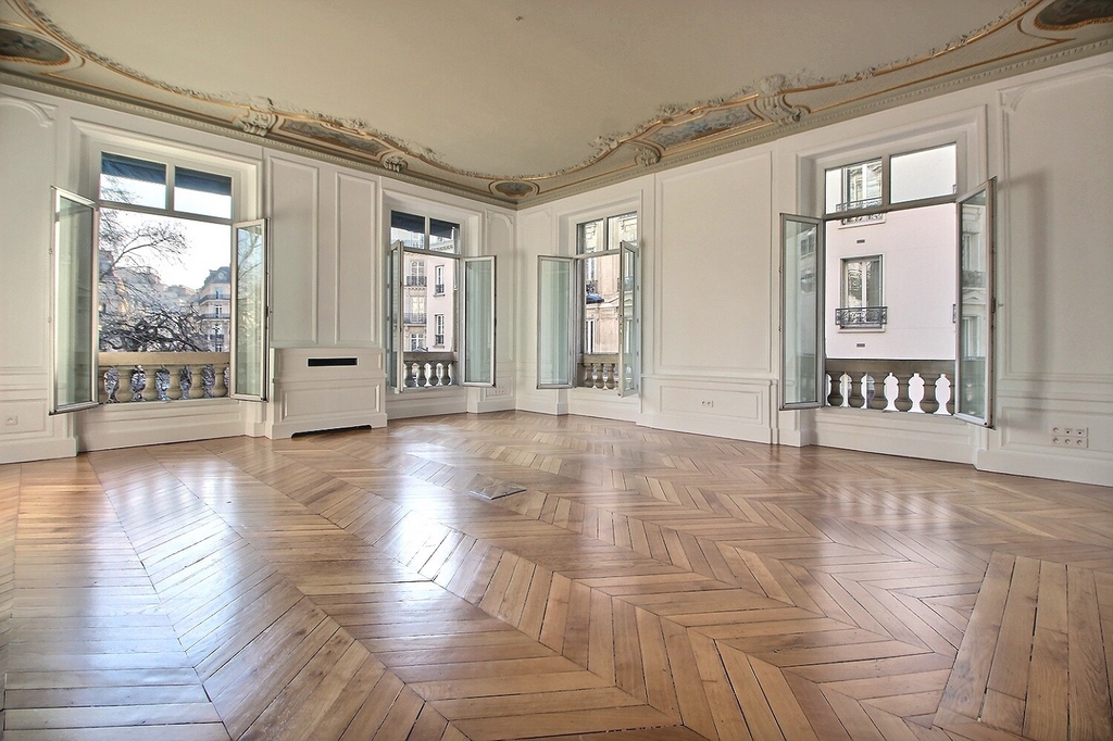 Bureaux à louer Trinité-d'Estienne d'Orves (Métro ligne 12) de 290m² Photo 1